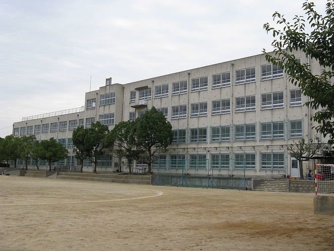 登美丘中学校外観画像