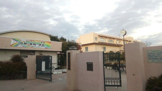 東中学校外観画像