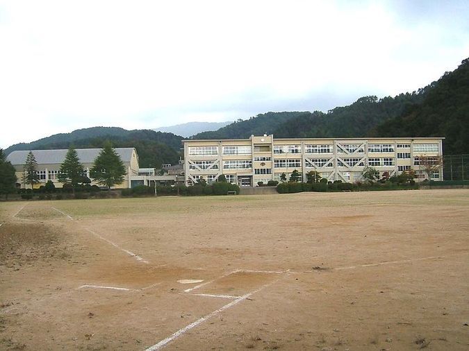 日高西中学校外観画像