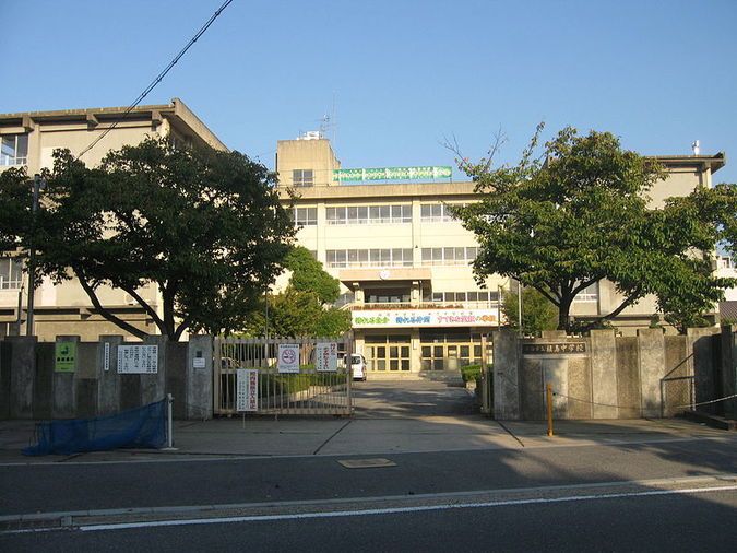 槇島中学校外観画像