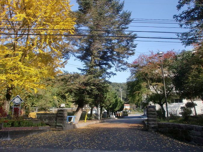 上市来中学校外観画像