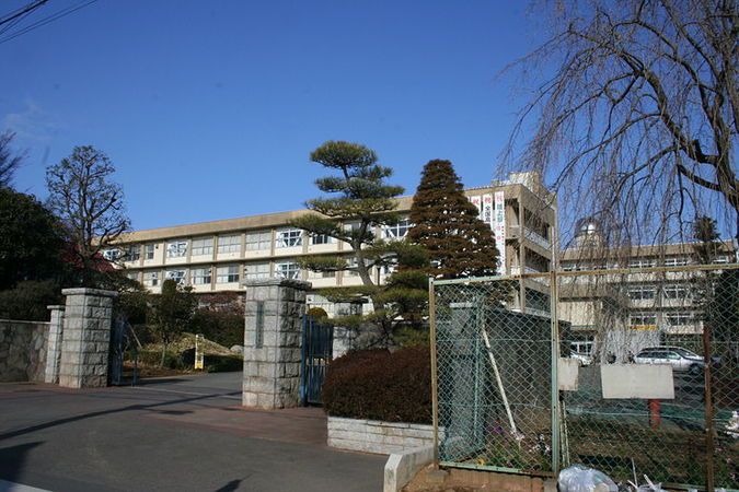 松山高等学校外観画像
