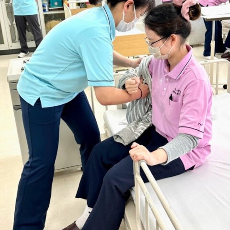 介護技術体験（ベッドから車椅子への移乗）