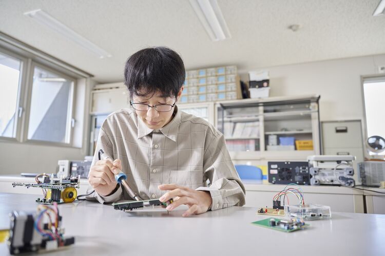 日本電子専門学校画像