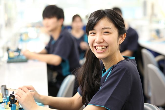 新東京歯科技工士学校