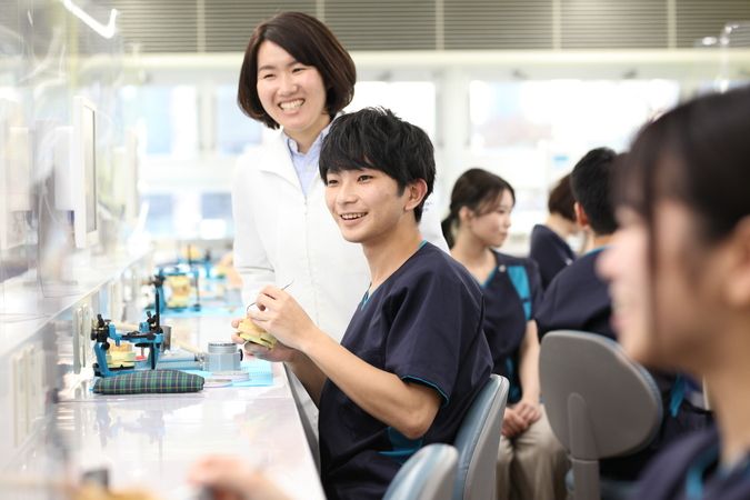 新東京歯科技工士学校
