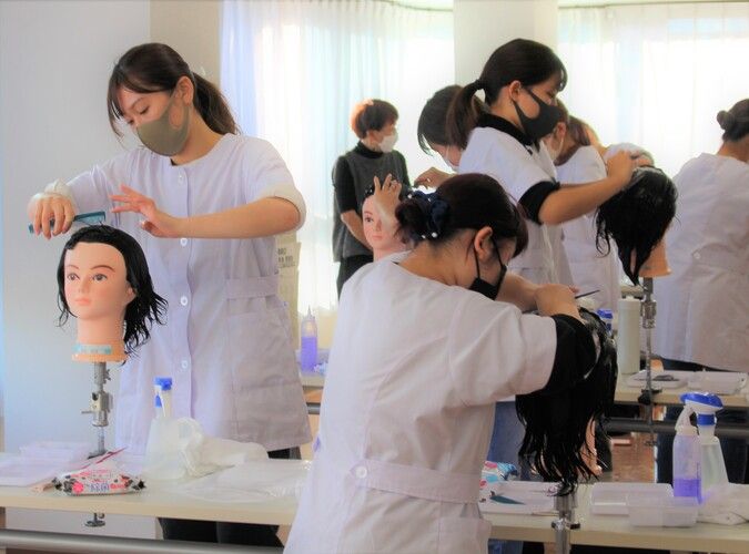 岐阜美容専門学校