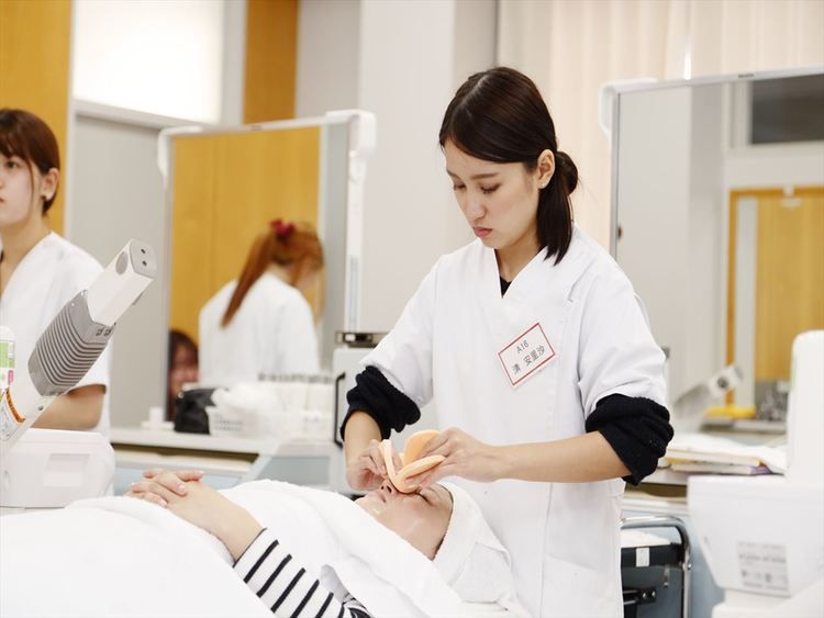 静岡県美容専門学校画像