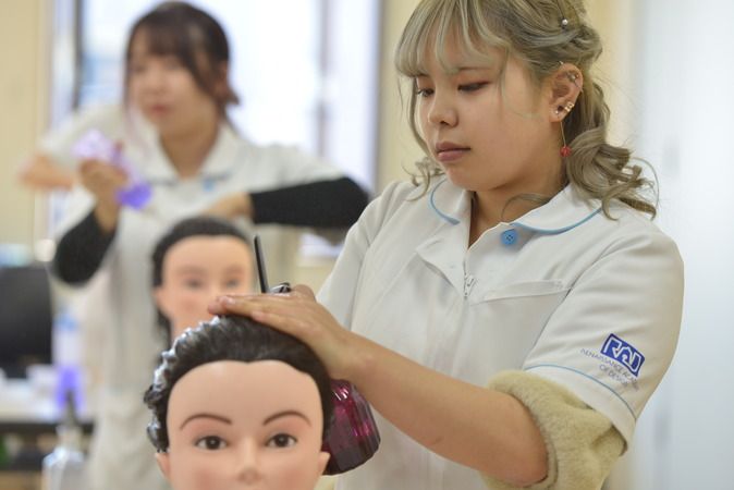 ルネサンス　デザイン・美容専門学校