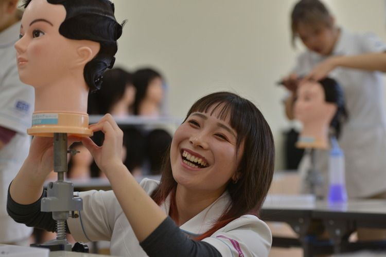 ルネサンス　デザイン・美容専門学校画像