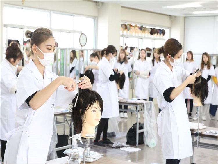 ＢＥＡＵＴＹＡＲＴＳＫＯＢＥ日本高等美容専門学校画像