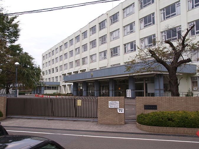 狛江高等学校外観画像