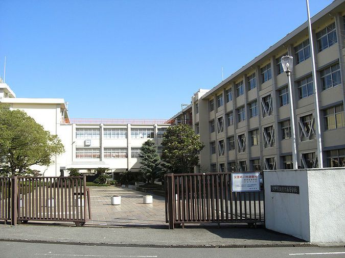摂津高等学校外観画像